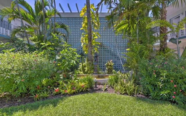 Naples Condo w/ Pool - Walk to Dining & Beach