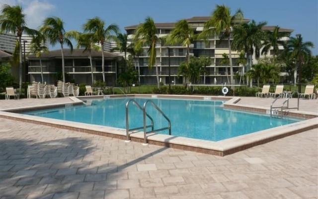 Relaxing Condo With Pool, bay View and Steps to Beach