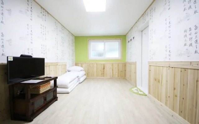 Jeonju Myeongmunga Hanok Stay