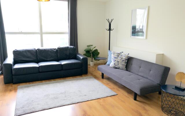 Central Apartment With Free Parking - By Doze