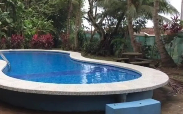 Sunset Villa, Comfortable House Steps From the Beach