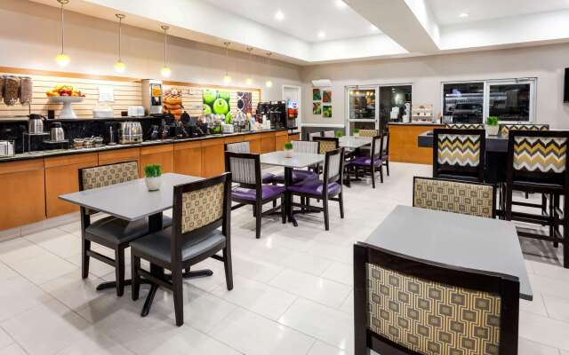 La Quinta Inn & Suites by Wyndham Laredo Airport