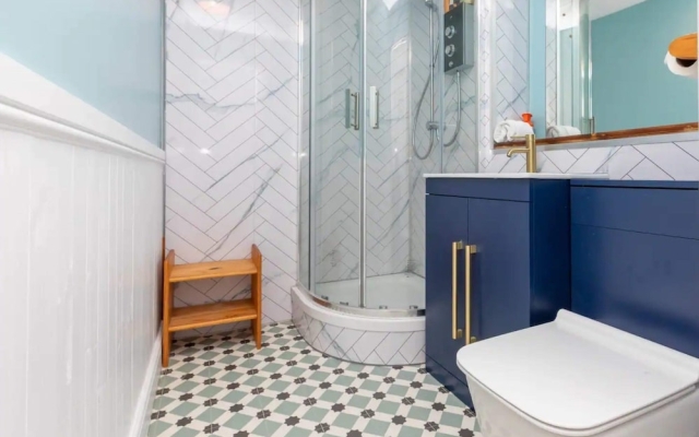 1 Bedroom Light Studio Flat In Surrey Quays