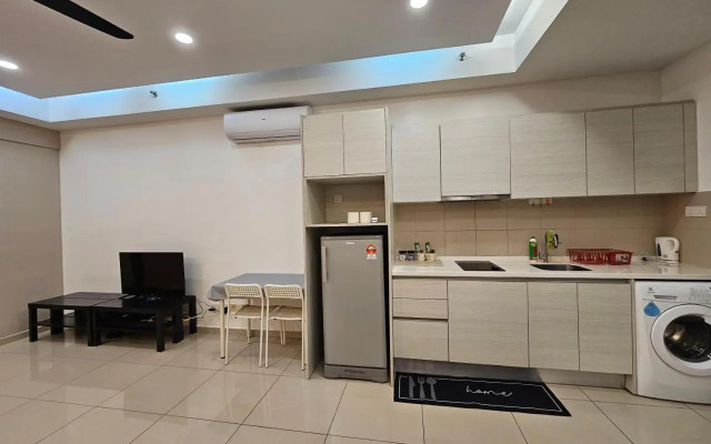 Hill 10 Residences I-City by Beestay