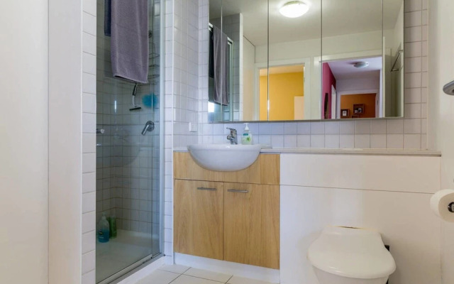 Mika, 2bdr Fitzroy pad With Secure Parking