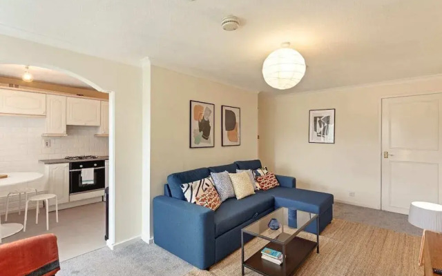 Comfy 6-sleeper Apt w/ Large Patio in W Kensington