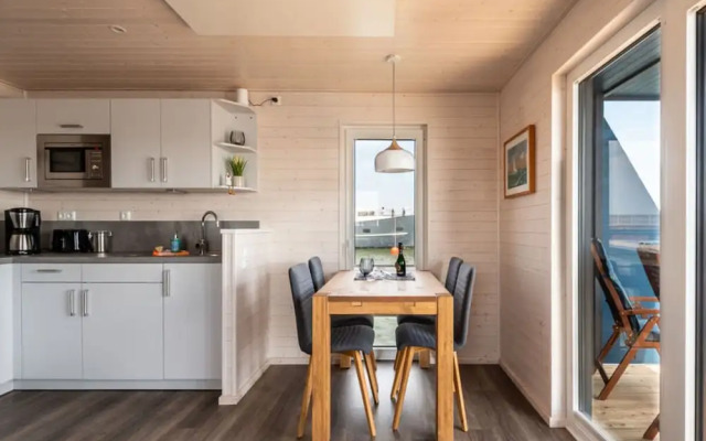 Houseboat Harmony