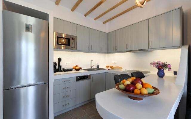 Droufakos’ home, Lux seafront apartment w. View