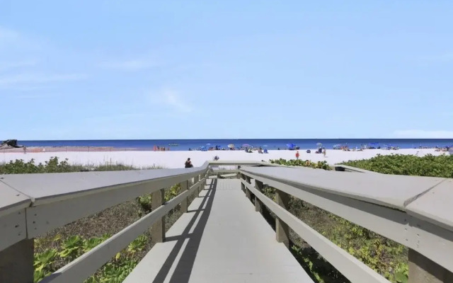 Charming Beachfront Condo With Pool, spa and Views