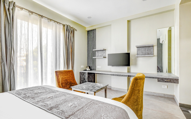 Fabhotel The White Moon
