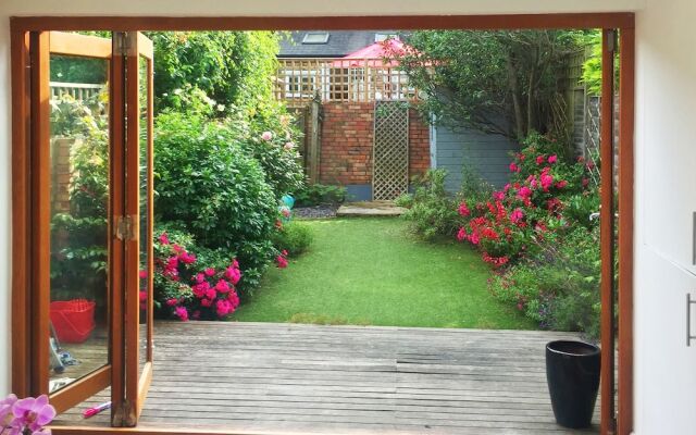 Terraced Home in Tranquil Wimbledon