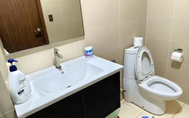GreenHaven 1BR Pool View 6pax Netflix I Permas CIQ – Bathroom – Masai