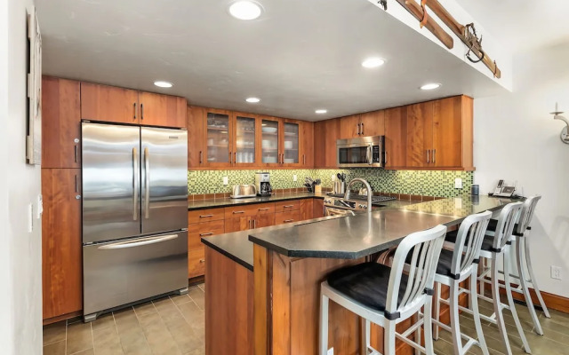 Fifth Avenue Condominiums by Frias