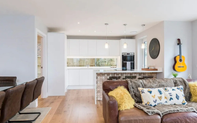 Stylish new Home With Parking - King Beds Garden