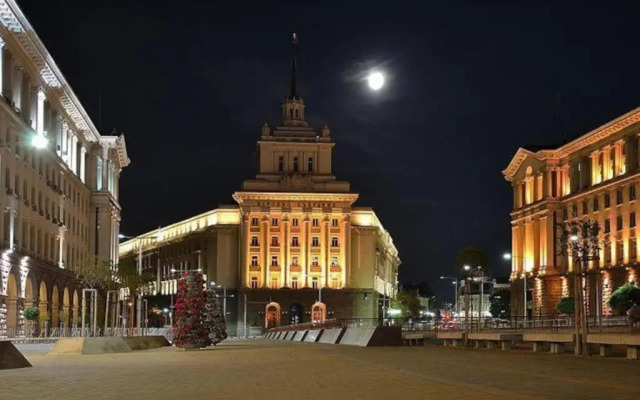 Top Center Apartment 2