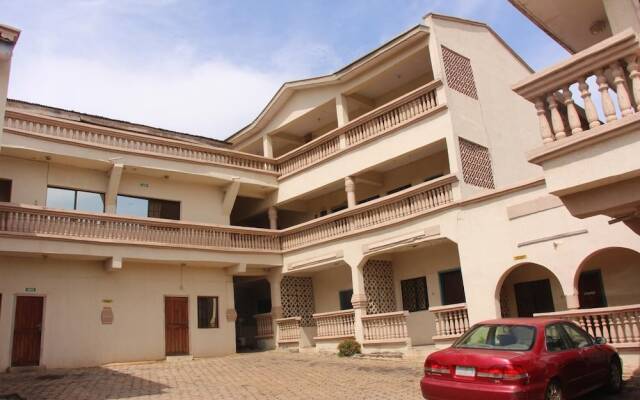 Cliff Hotel & Lounge