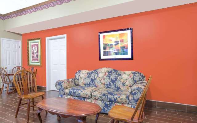 Super 8 by Wyndham Talladega AL