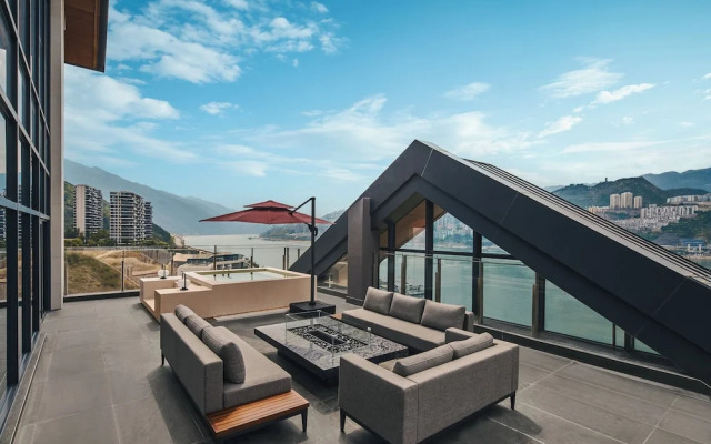 Hualuxe Chongqing Wushan by IHG