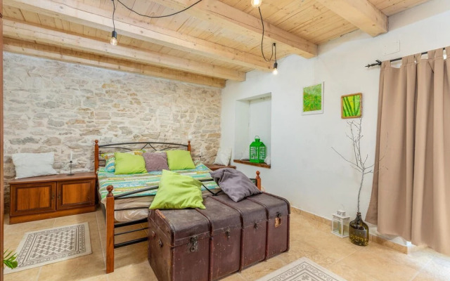 Beautiful Home in Divsici With Wifi and 4 Bedrooms