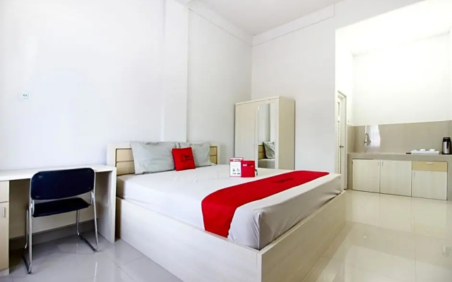 RedDoorz Syariah At Griya Izzara Guest House