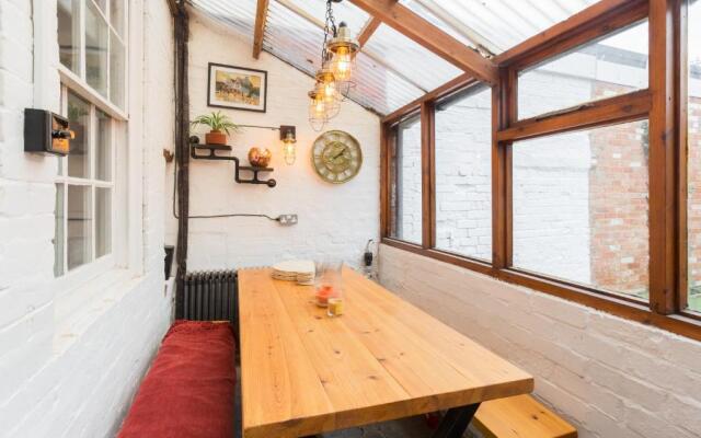 Shakespeare House, Free Parking, Town Centre Location