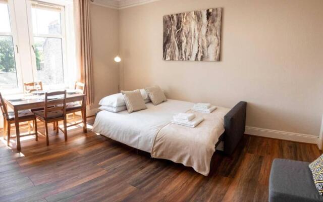 Bright, Spacious West-End Flat, Near University