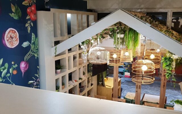 Kinnon Deluxe Hostel Coworking Cafe