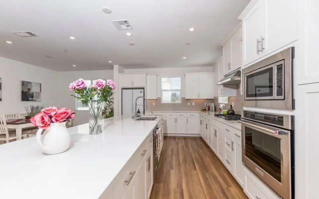 Master Bedroom With King Bed Central Location