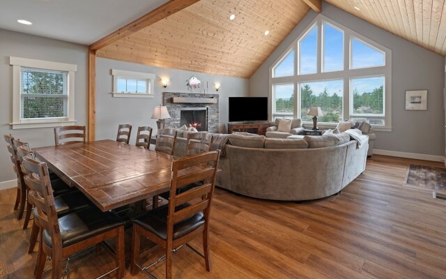 Spacious Five Peaks Home with Soaking Tub and BBQ by RedAwning