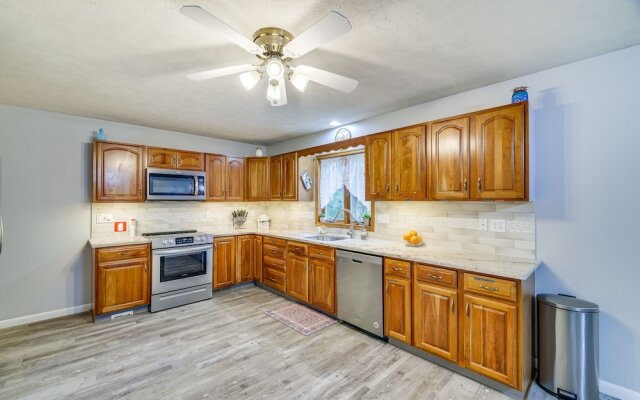 Peaceful Pocono Retreat: Hot Tub & Covered Deck!