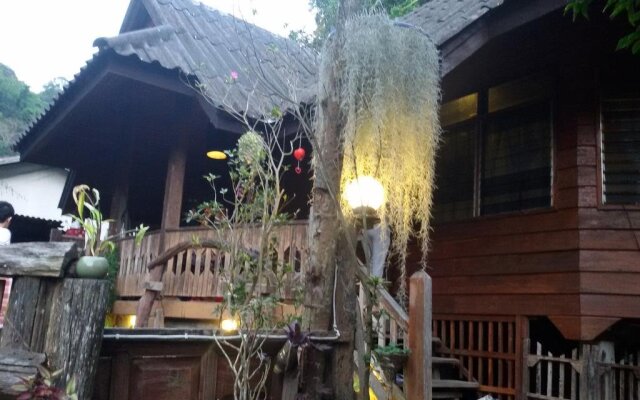 清迈湄康蓬胡安伯格哈格酒店(Maekampong Huean Bog Hug Chiangmai)