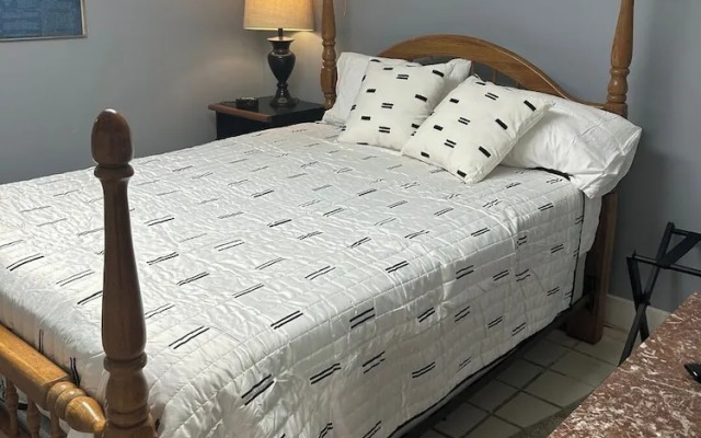 Garden-level 2BR Pet-friendly Near Downtown