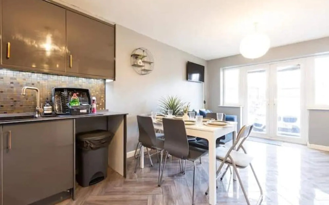 Huge Home,sleeps 12, Private Parking, Pets ok