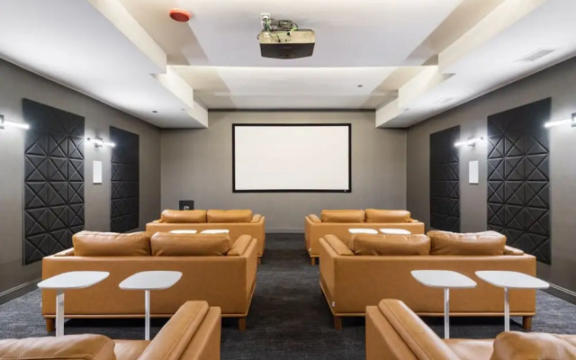 Downtown Charm 2BR Comfort Great Amenities