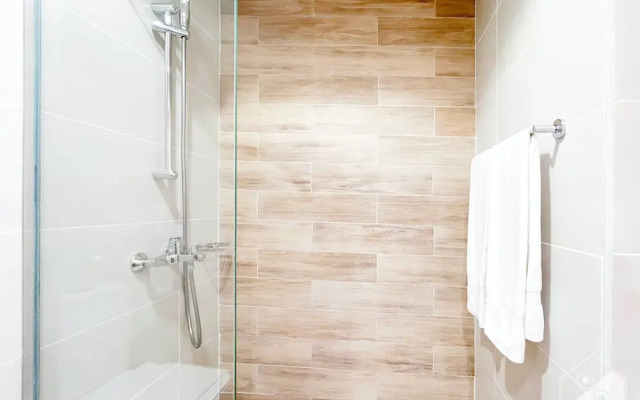 Luxury 1-br Villa in Rukan: Dubai Skyline Views!