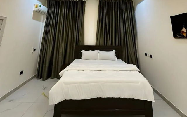 2BR Apartment With Pool and Wifi Near Airport