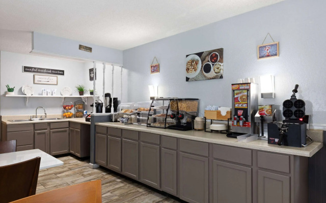 Travelodge by Wyndham Perry National Fairgrounds Area I-75