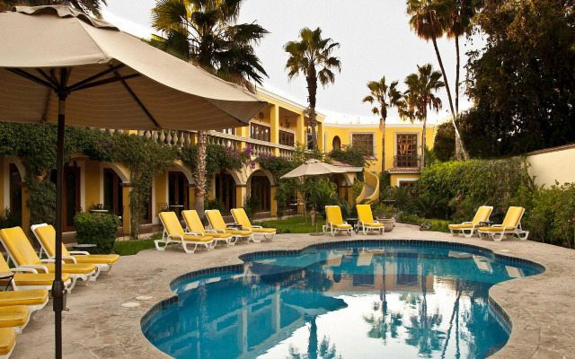 El Encanto Inn
