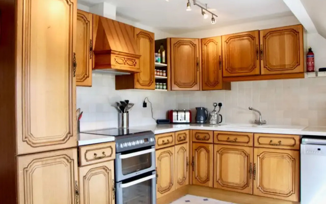 Homely 3 Bedroom Flat With Castle Views