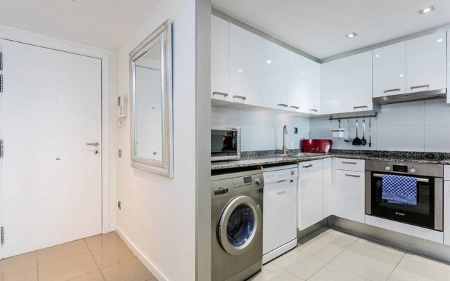 Stylish 2bed/2bath With Swimming Pool