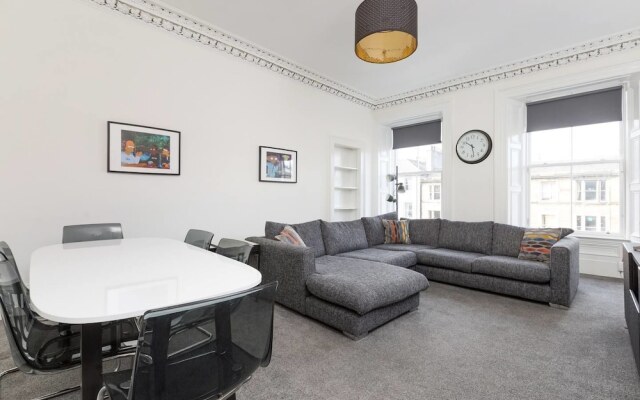 Elegant 3 Bedroom Central Apartment W/Castle View