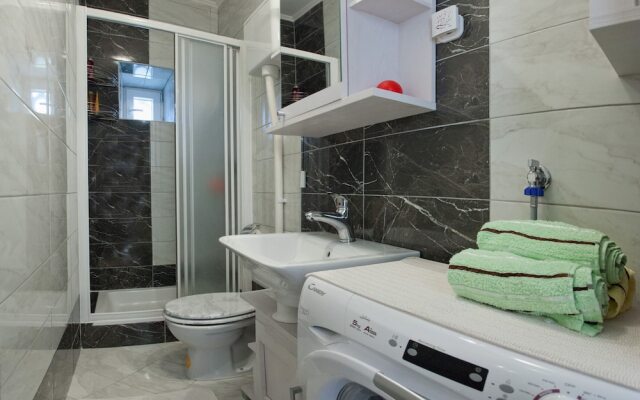 Modern apt With Large Garden & Parking in Center