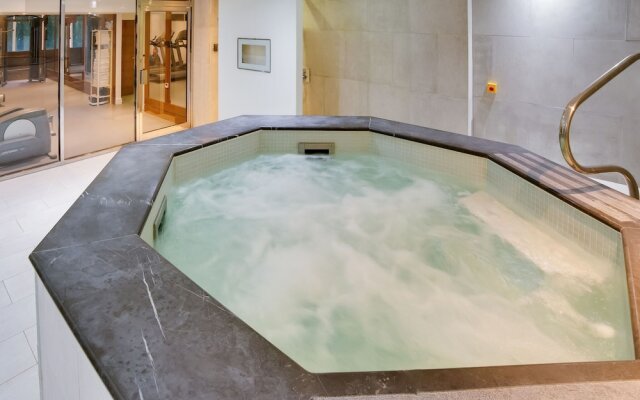 Simplistic Studio in London With Jacuzzi