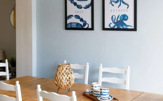 Charming Bolthole 400m to Beach
