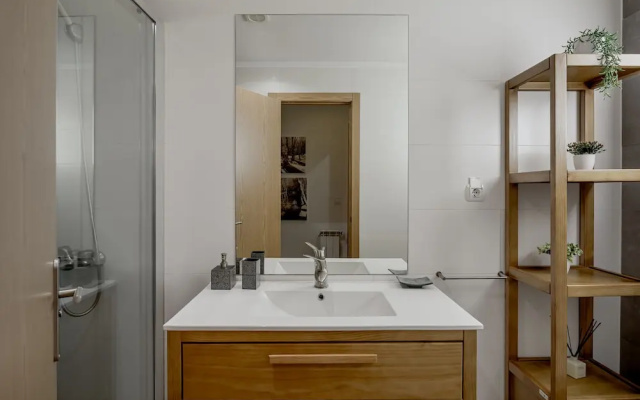 Carcavelos Bright Modern Apartment by Homing