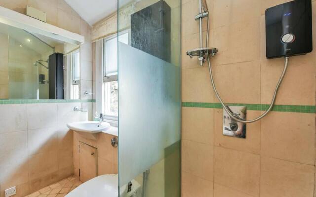 Groves 4 bedroom, Shepherds Bush
