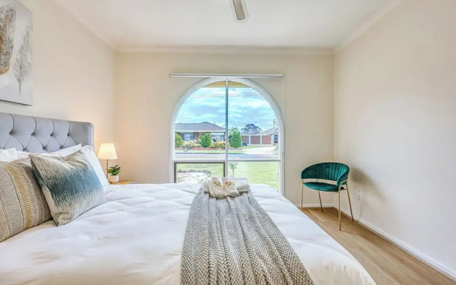 StayAU Pet-Friendly 7BR Spacious Retreat