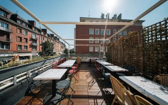 Brit Hotel Privilege Lisieux – La Villa Des Arts