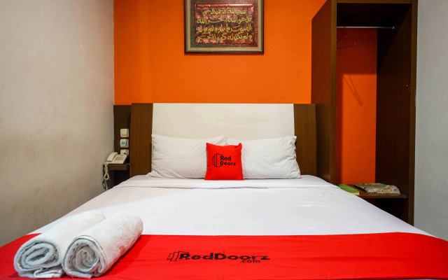 RedDoorz Syariah near Museum Wayang Kekayon