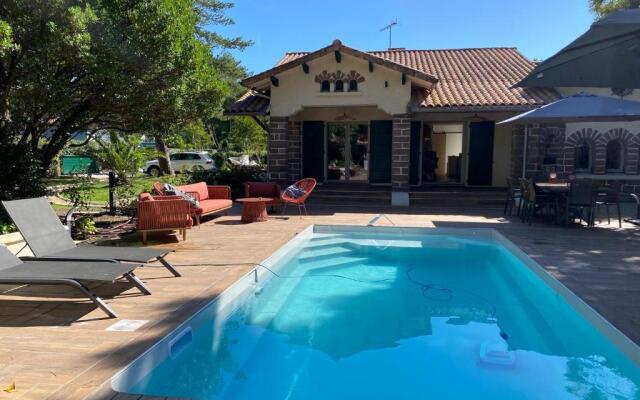 Villa de charme avec piscine à 500m des plages